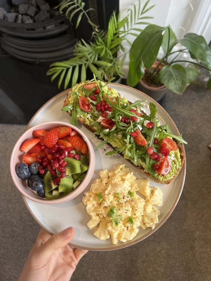 Assiette analysée : toast avocat, œufs brouillés et fruits frais
