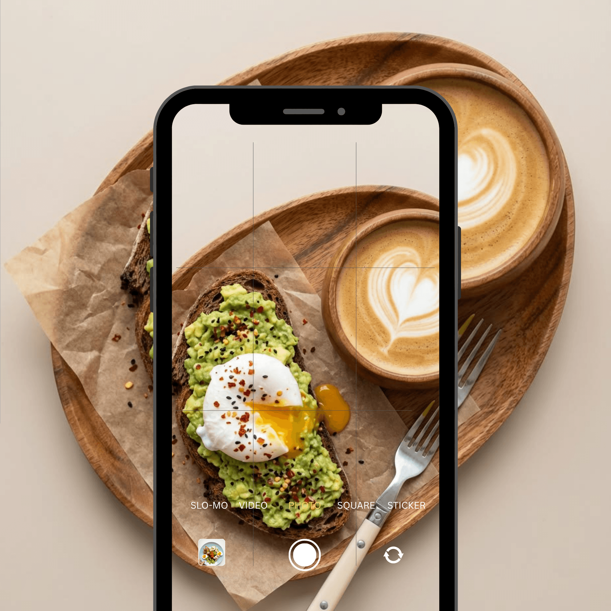 Le scanner LyndIA cadre un avocado toast à l'œuf poché accompagné de deux cafés latte